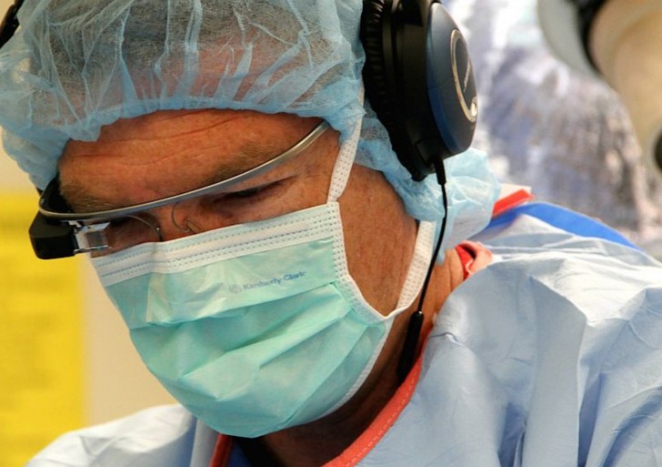 اولین جراحی مجازی با عینک گوگل