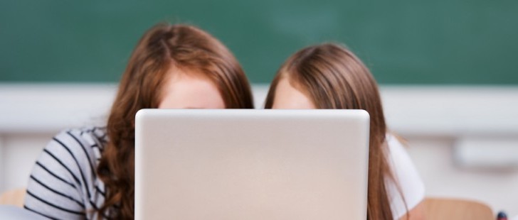 گوگل برای ورود دختران به دنیای کد نویسی تلاش می‌کند